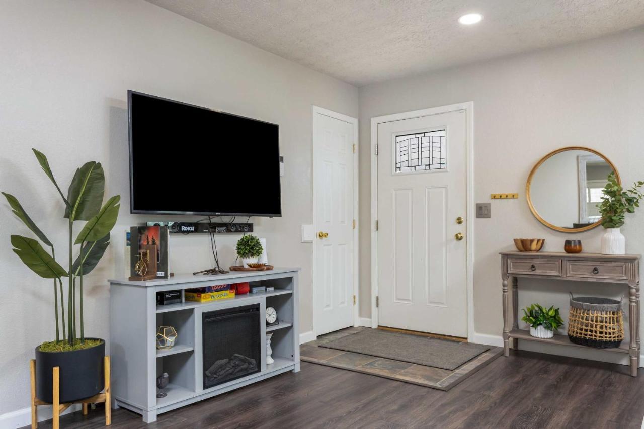 Updated Townhome Near Airport And Shopping! アンカレッジ エクステリア 写真