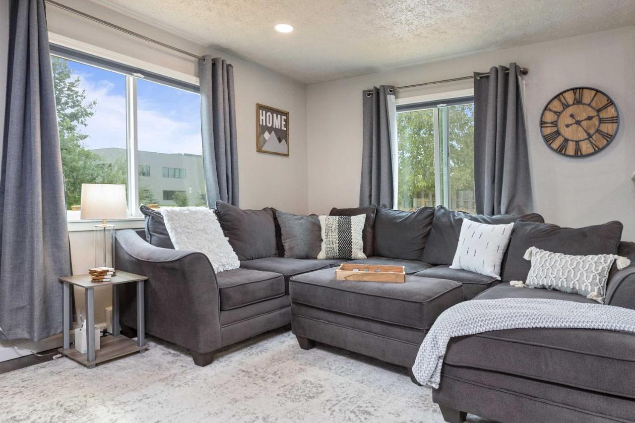 Updated Townhome Near Airport And Shopping! アンカレッジ エクステリア 写真