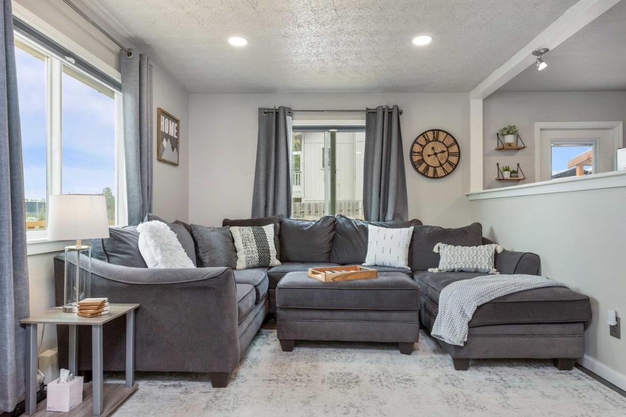 Updated Townhome Near Airport And Shopping! アンカレッジ エクステリア 写真